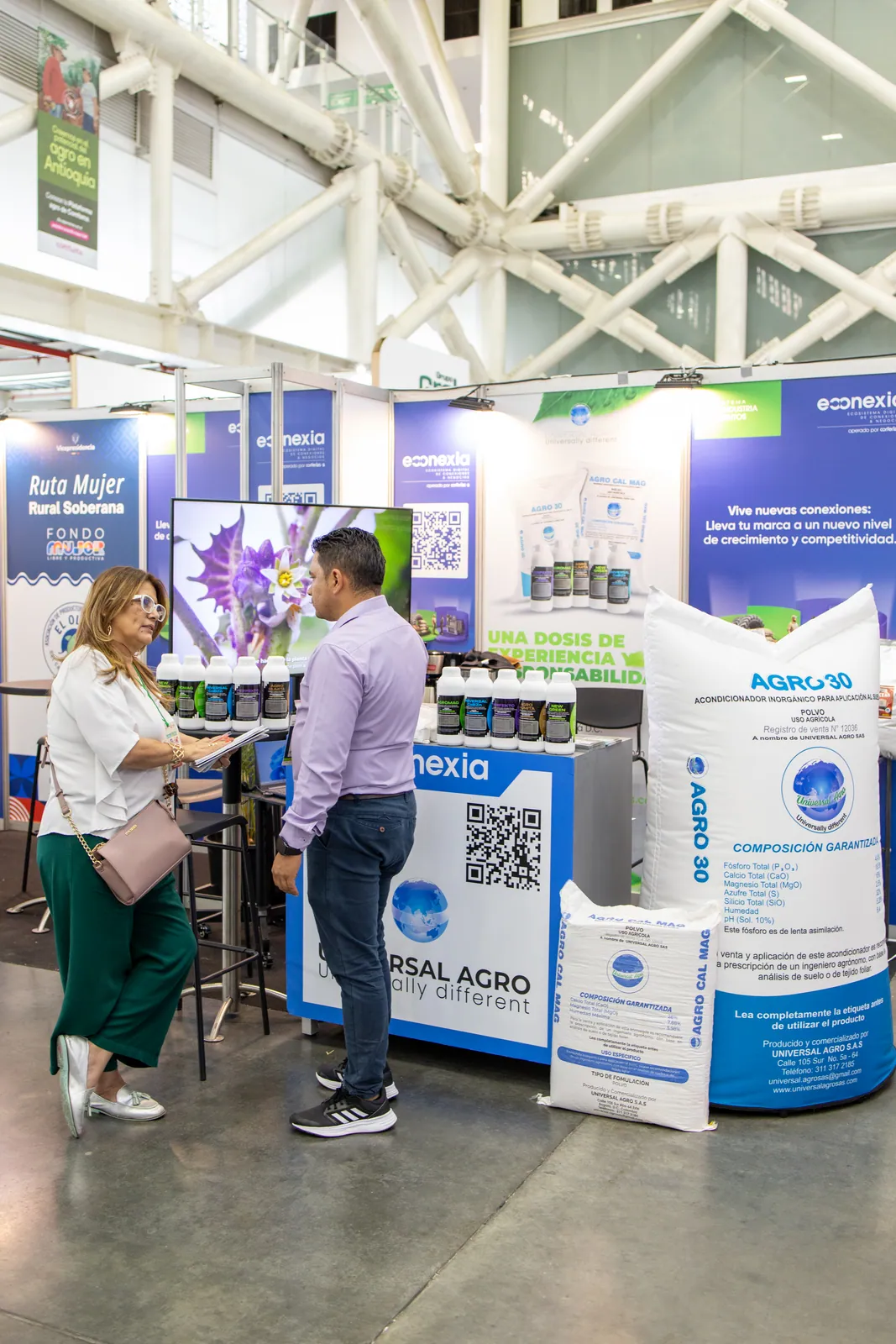 Equipo de Universal Agro en feria agrícola en Colombia